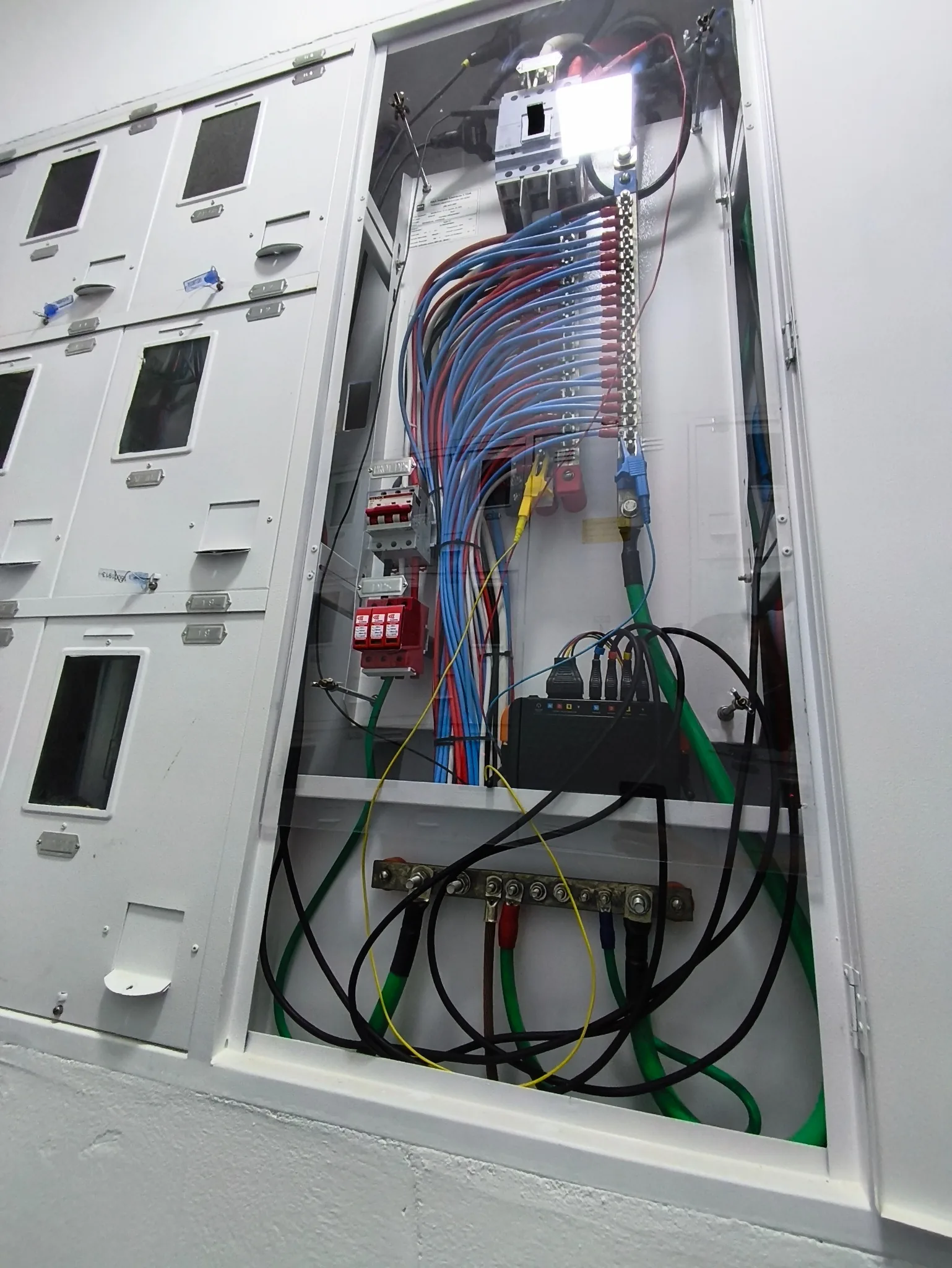 Analisador de energia instalado em painel elétrico
