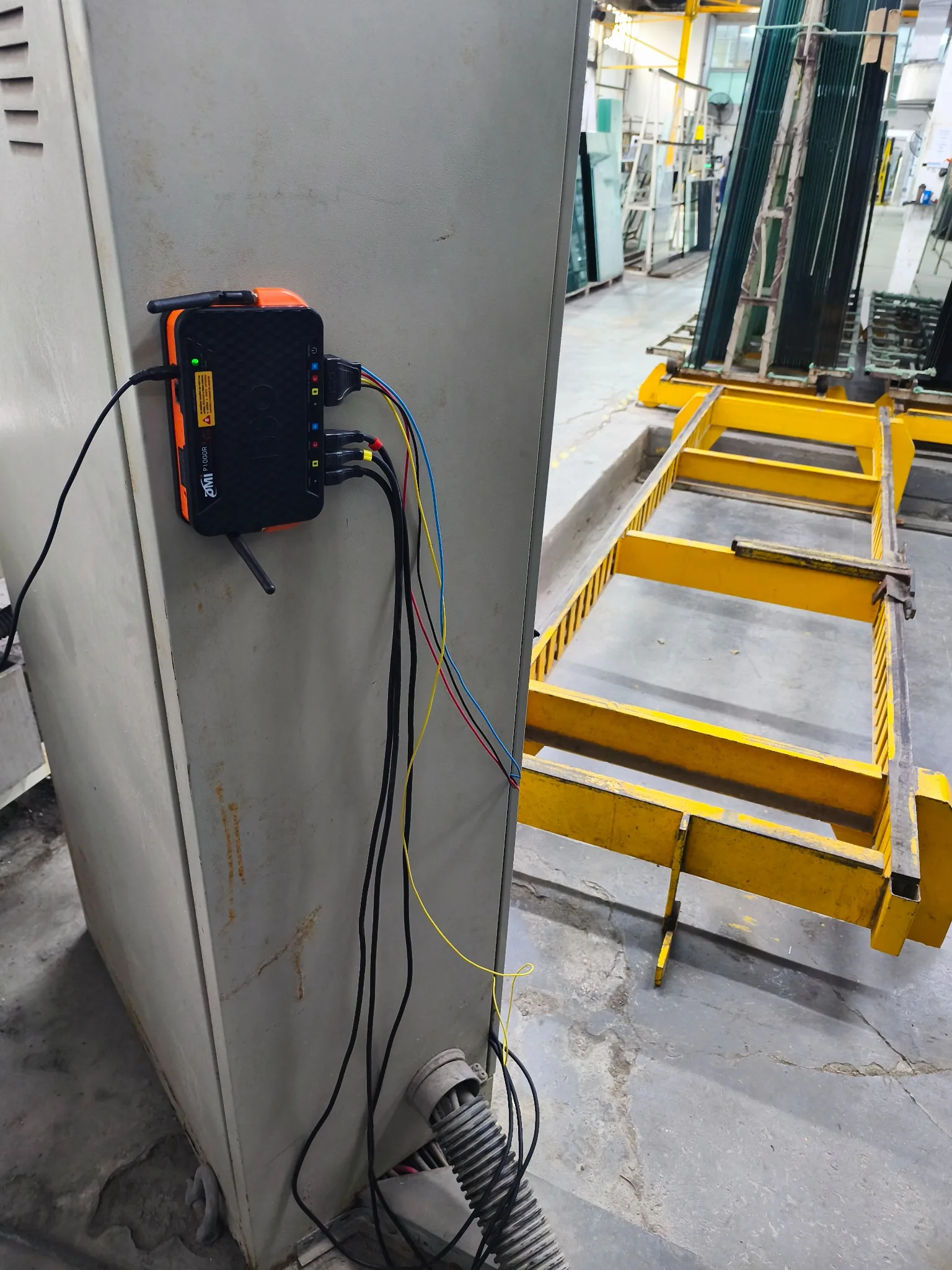 Analisador de energia instalado em ambiente industrial