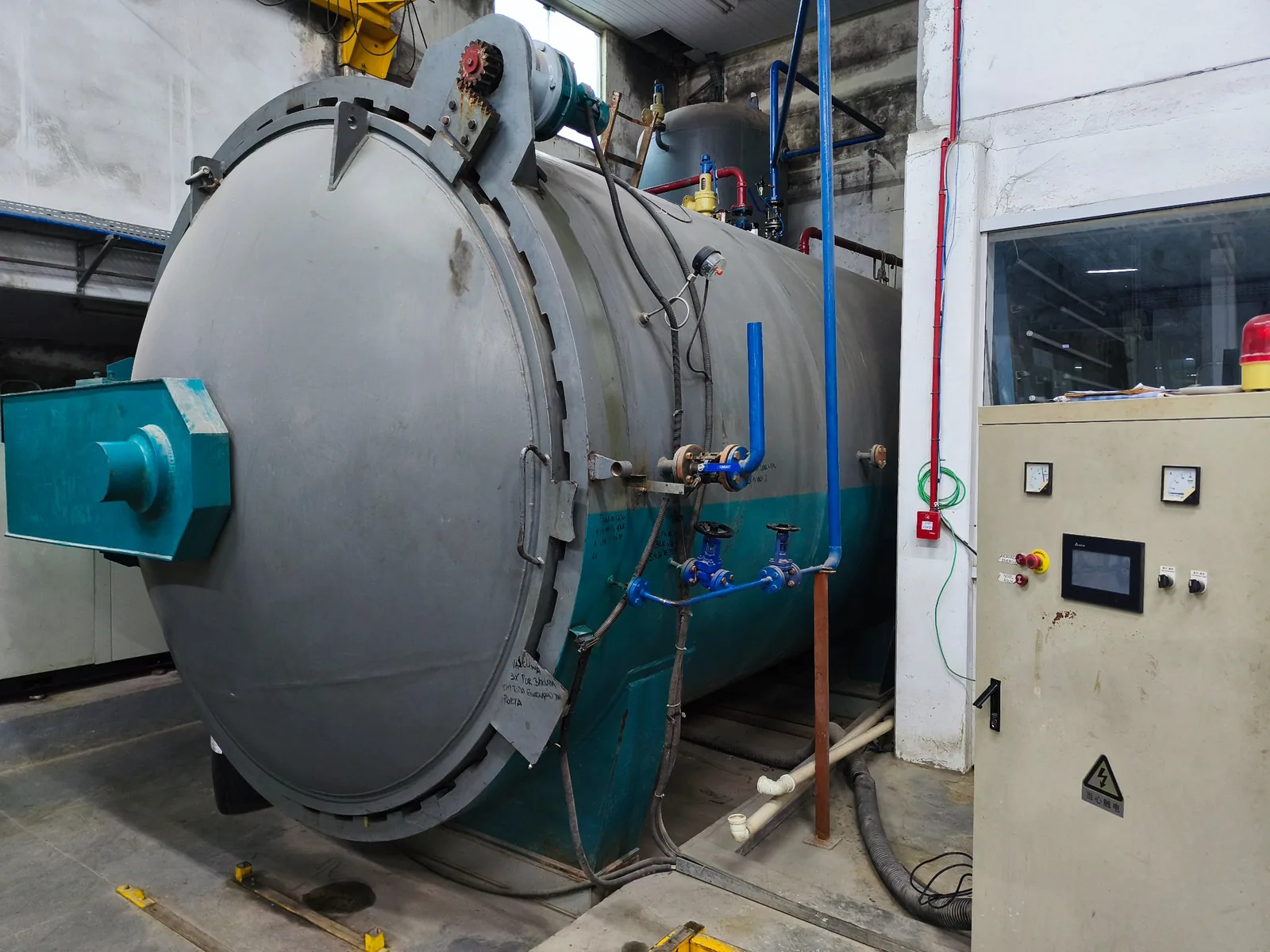 Autoclave industrial monitorada em operação