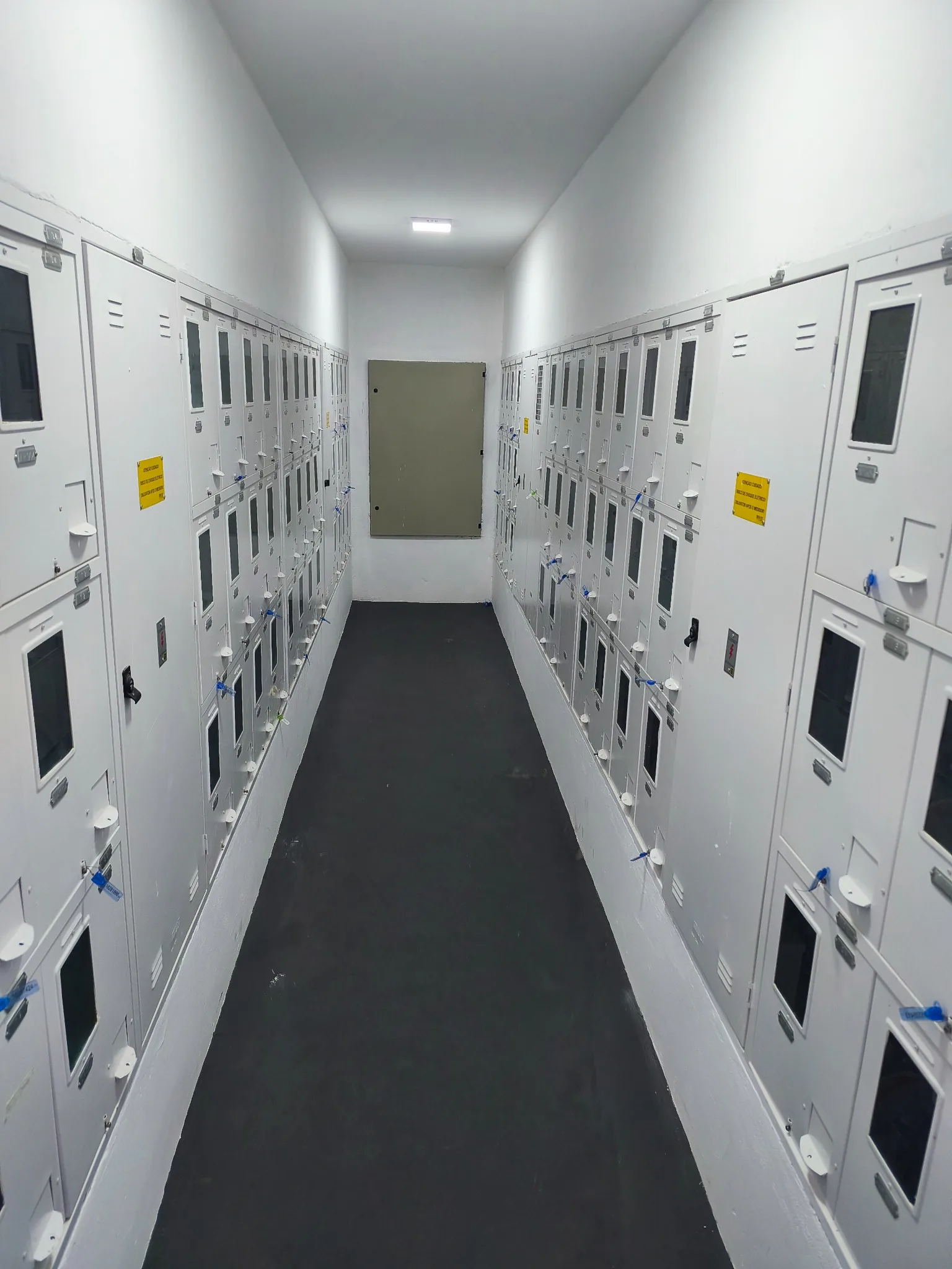 Painéis elétricos avaliados em estudo de demanda de condomínio